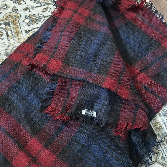 Accessories bundle - toque, scarf, and magnetic bracelet - Picture 4 of 4